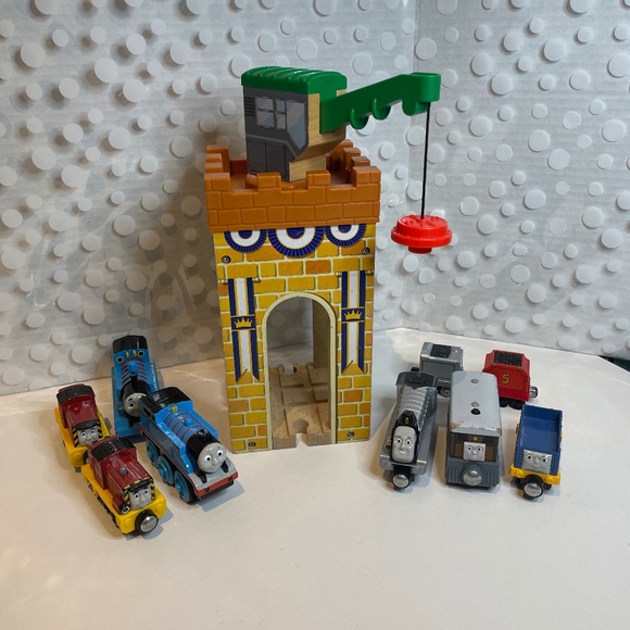 Thomas & Friends Other - Thomas the Train bundle with Castle Crane tower & trains